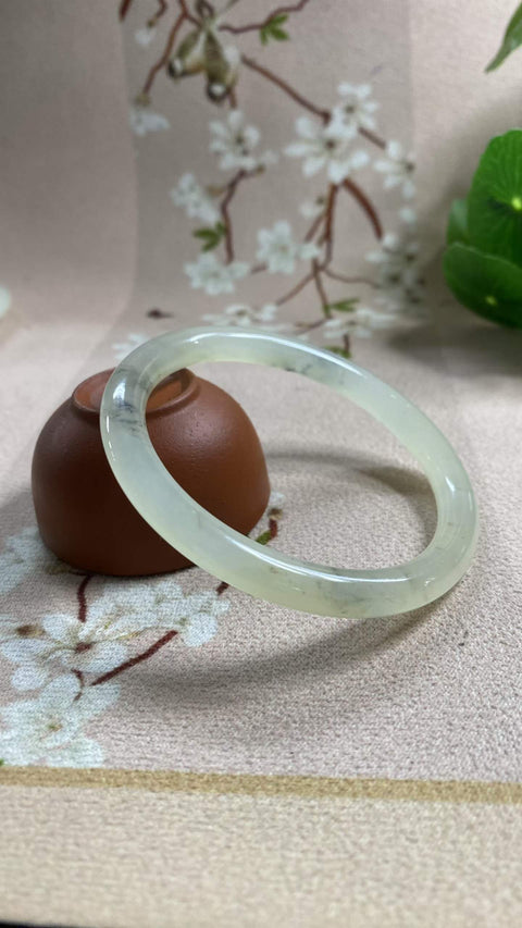 Gelang giok Xiuyan yang indah dengan dasar seperti es dan desain sapuan tinta—sosok wanita cantik. Diameter dalam: 60 mm. Harga sudah termasuk ongkos kirim dan pajak.