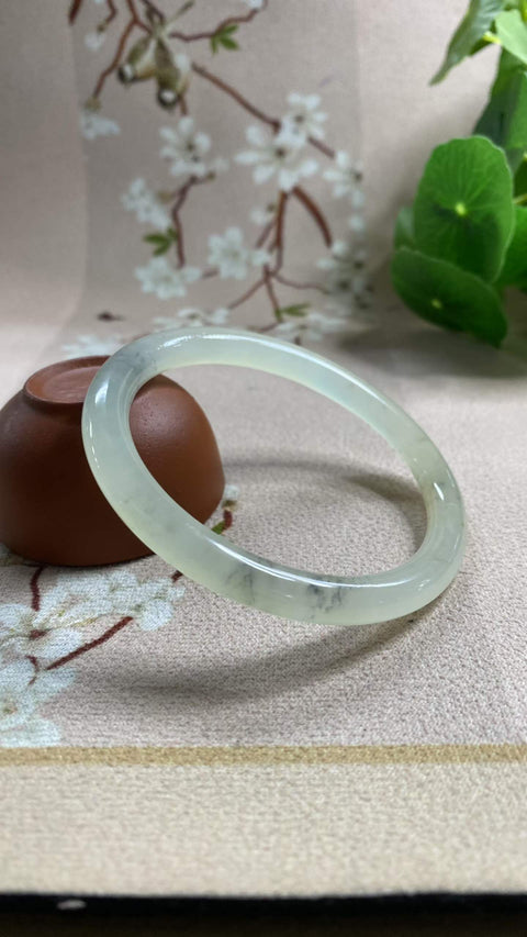 Gelang giok Xiuyan yang indah dengan dasar seperti es dan desain sapuan tinta—sosok wanita cantik. Diameter dalam: 60 mm. Harga sudah termasuk ongkos kirim dan pajak.