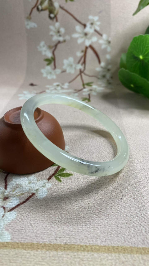 Gelang giok Xiuyan yang indah dengan dasar seperti es dan desain sapuan tinta—sosok wanita cantik. Diameter dalam: 60 mm. Harga sudah termasuk ongkos kirim dan pajak.