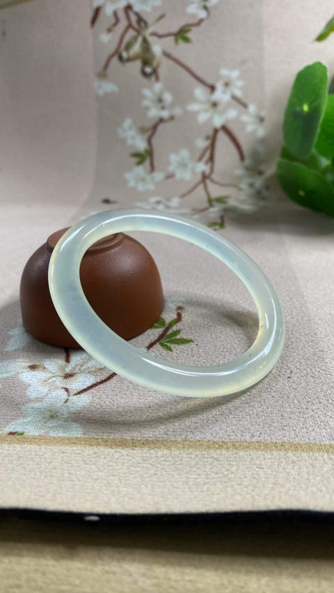 Gelang giok Xiuyan yang indah dengan dasar seperti es dan desain sapuan tinta – figur wanita yang cantik. Diameter dalam: 56,7 mm. Harga sudah termasuk ongkos kirim dan pajak.