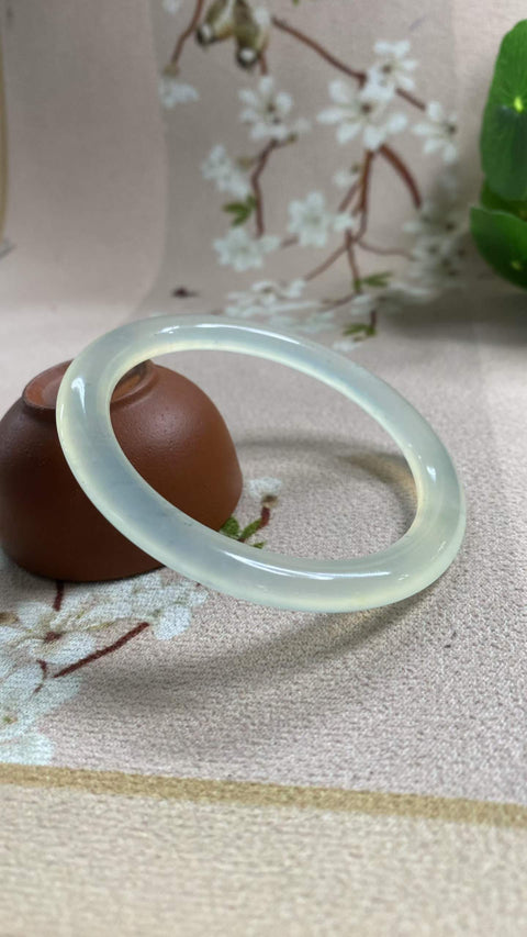 Gelang giok Xiuyan yang indah dengan dasar seperti es dan desain sapuan tinta – figur wanita yang cantik. Diameter dalam: 56,7 mm. Harga sudah termasuk ongkos kirim dan pajak.