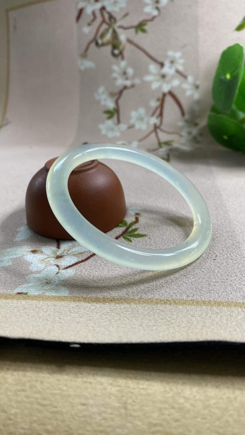 Gelang giok Xiuyan yang indah dengan dasar seperti es dan desain sapuan tinta – figur wanita yang cantik. Diameter dalam: 56,7 mm. Harga sudah termasuk ongkos kirim dan pajak.