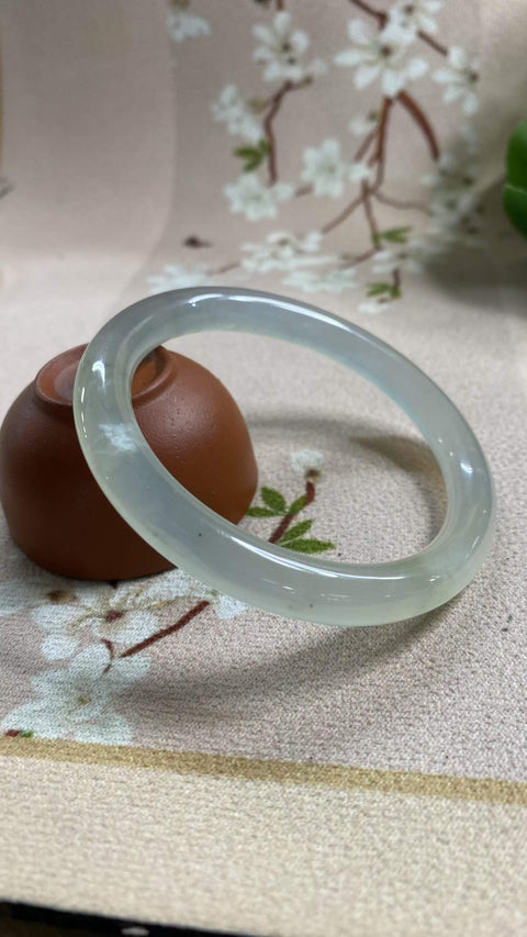 Gelang giok Xiuyan yang indah dengan dasar abu-abu seperti es dan desain bergaya sapuan tinta—sosok wanita cantik. Diameter dalam: 58,4 mm. Harga sudah termasuk ongkos kirim dan pajak.