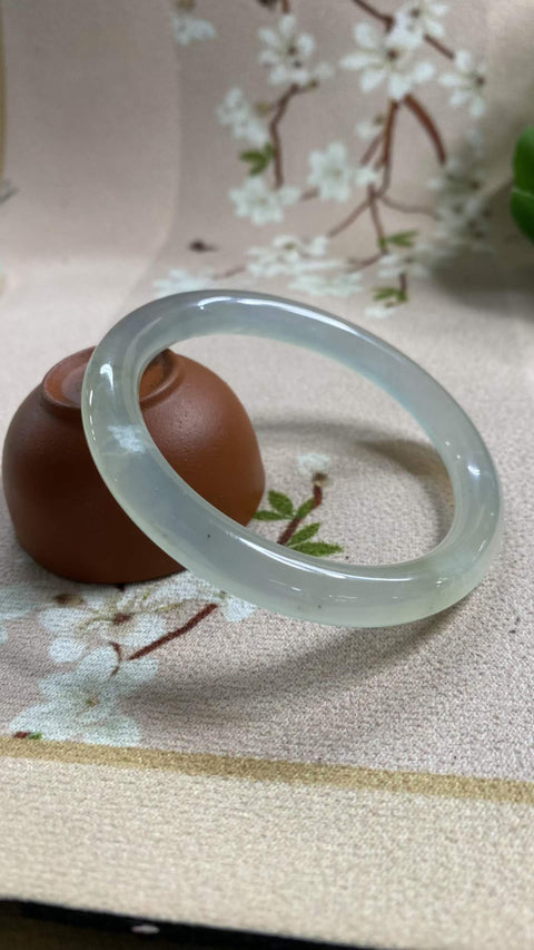 Gelang giok Xiuyan yang indah dengan dasar abu-abu seperti es dan desain bergaya sapuan tinta—sosok wanita cantik. Diameter dalam: 58,4 mm. Harga sudah termasuk ongkos kirim dan pajak.