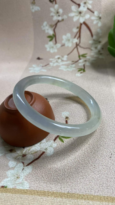 Gelang giok Xiuyan yang indah dengan dasar abu-abu seperti es dan desain bergaya sapuan tinta—sosok wanita cantik. Diameter dalam: 58,4 mm. Harga sudah termasuk ongkos kirim dan pajak.