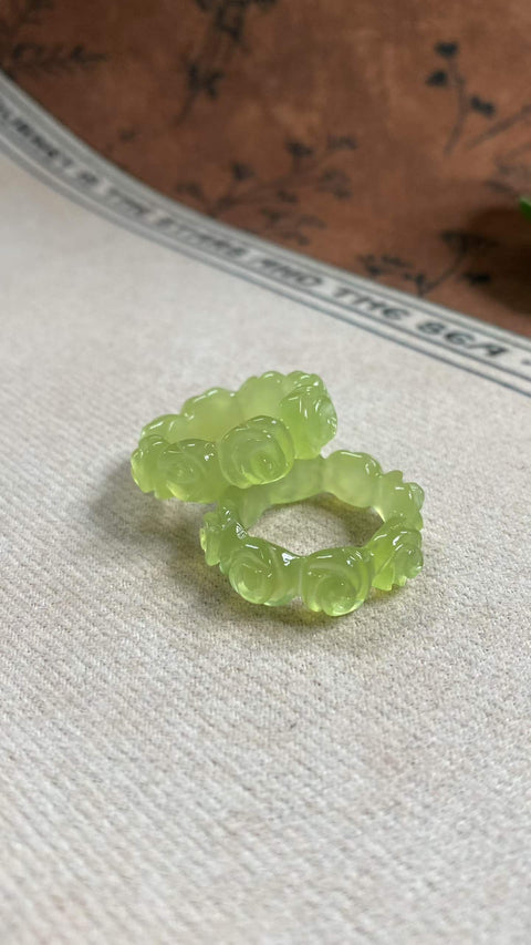 Cinta Seumur Hidup: Cincin Giok Xiuyan yang Indah - Mawar Giok , tersedia dalam ukuran 17 dan 18. Ukuran lain dapat dipesan sesuai permintaan. Termasuk ongkos kirim dan pajak.