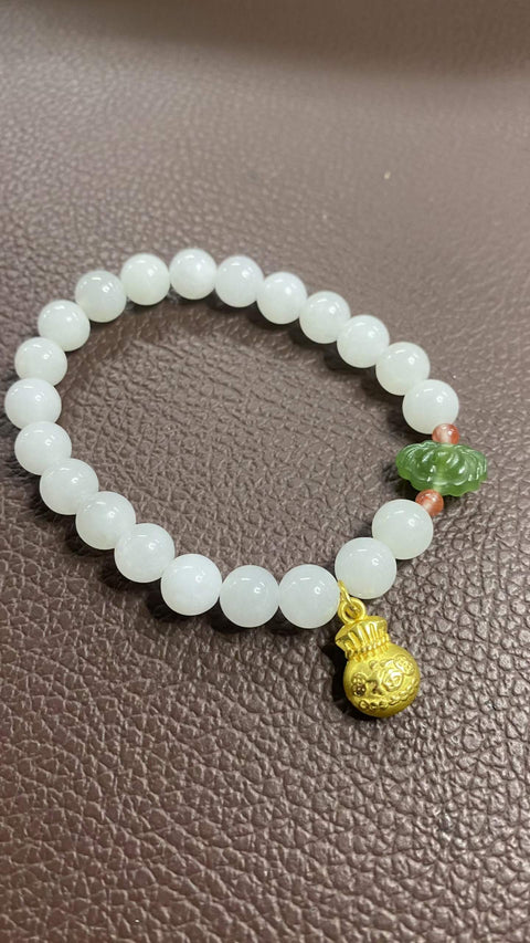 Gelang giok Hetian yang indah, menampilkan nefrit, akik merah, dan aksen perak sterling 925. Ukuran: 8mm. Harga sudah termasuk ongkos kirim dan pajak.