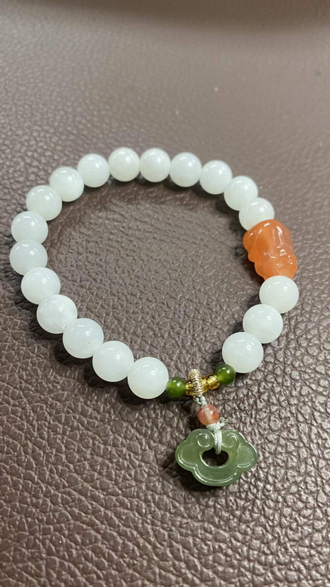 Gelang giok Hetian yang indah, menampilkan nefrit, akik merah, dan aksen perak sterling 925. Ukuran: 8mm. Harga sudah termasuk ongkos kirim dan pajak.