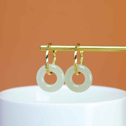 【Nama】Anting Cincin Perdamaian Batu Giok Hetian Bertatahkan Perak S925  【Nomor Barang】2152Q-2# 【Spesifikasi】Batu Mentah: 15*15 cm Termasuk ongkos kirim dan pajak.