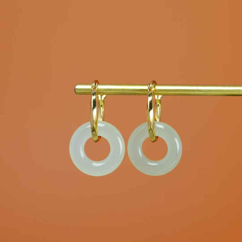 【Nama】Anting Cincin Perdamaian Batu Giok Hetian Bertatahkan Perak S925  【Nomor Barang】2152Q-2# 【Spesifikasi】Batu Mentah: 15*15 cm Termasuk ongkos kirim dan pajak.