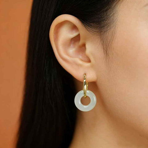 【Nama】Anting Cincin Perdamaian Batu Giok Hetian Bertatahkan Perak S925  【Nomor Barang】2152Q-2# 【Spesifikasi】Batu Mentah: 15*15 cm Termasuk ongkos kirim dan pajak.