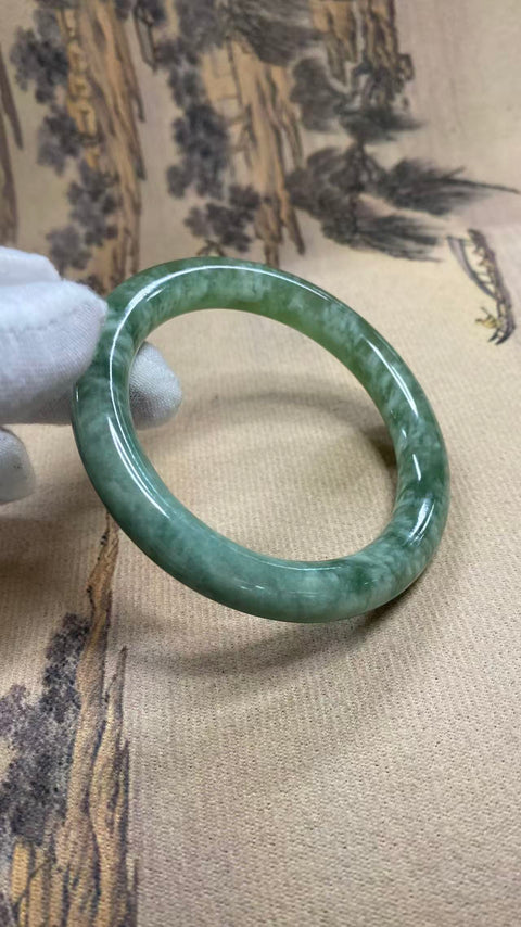 Gelang giok Xiuyan yang indah dengan warna hijau minyak tua, diameter dalam: 60,5 mm, ketebalan gelang: 10,3 mm, termasuk ongkos kirim dan pajak.