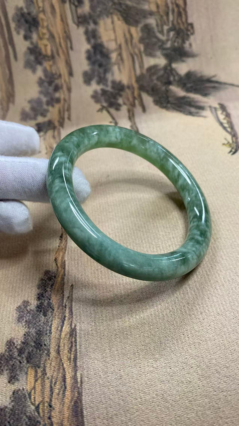 Gelang giok Xiuyan yang indah dengan warna hijau minyak tua, diameter dalam: 60,5 mm, ketebalan gelang: 10,3 mm, termasuk ongkos kirim dan pajak.