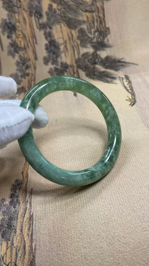 Gelang giok Xiuyan yang indah dengan warna hijau minyak tua, diameter dalam: 60,5 mm, ketebalan gelang: 10,3 mm, termasuk ongkos kirim dan pajak.