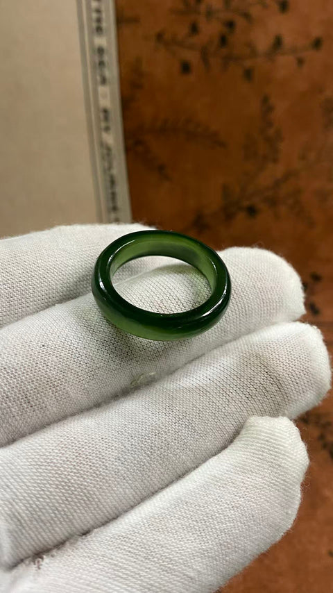 Cincin giok Xiuyan yang indah, warna hijau pekat, diameter dalam 20mm, sudah termasuk ongkos kirim dan pajak.
