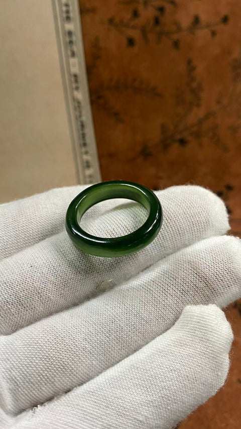 Cincin giok Xiuyan yang indah, warna hijau pekat, diameter dalam 20mm, sudah termasuk ongkos kirim dan pajak.