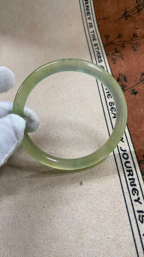 Giok Xiuyan yang indah dengan dasar hijau es—pola "kecantikan", diameter dalam: 61mm, harga sudah termasuk ongkos kirim dan pajak.