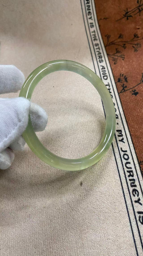 Giok Xiuyan yang indah dengan dasar hijau es—pola "kecantikan", diameter dalam: 61mm, harga sudah termasuk ongkos kirim dan pajak.