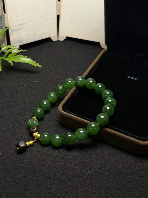 Gelang giok nefrit Hetian dengan warna yang kaya dan manik-manik gaharu yang menenangkan. Ukuran perkiraan: 10 mm. Harga sudah termasuk ongkos kirim dan pajak.