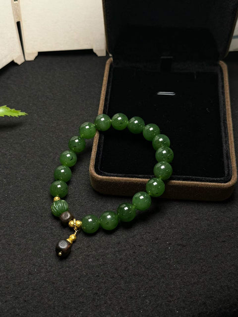 Gelang giok nefrit Hetian dengan warna yang kaya dan manik-manik gaharu yang menenangkan. Ukuran perkiraan: 10 mm. Harga sudah termasuk ongkos kirim dan pajak.