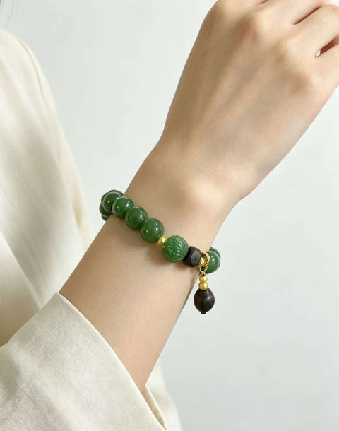Gelang giok nefrit Hetian dengan warna yang kaya dan manik-manik gaharu yang menenangkan. Ukuran perkiraan: 10 mm. Harga sudah termasuk ongkos kirim dan pajak.
