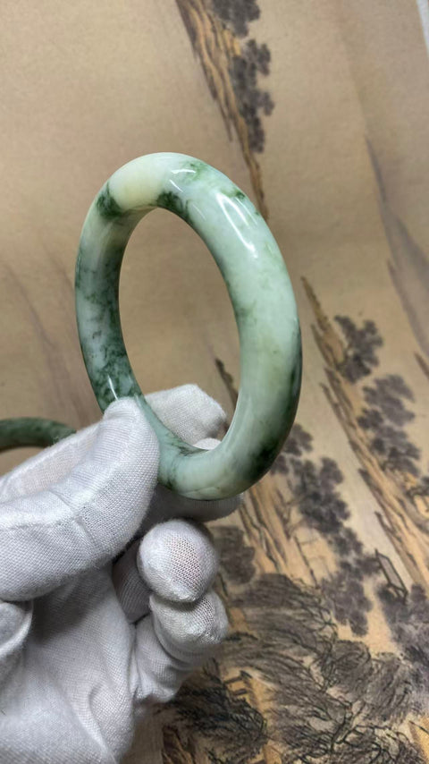 Gelang giok Xiuyan yang indah – warna hijau minyak tua, diameter dalam: 61,2 mm, lebar tepi: 12,4 mm, termasuk ongkos kirim dan pajak.
