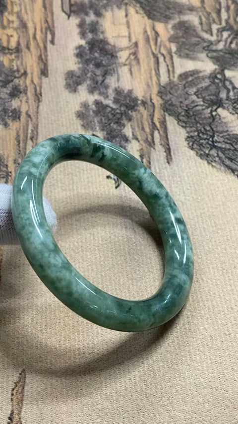 Gelang giok Xiuyan yang indah dengan warna hijau minyak tua, diameter dalam: 52mm, ketebalan gelang: 10,3mm, termasuk ongkos kirim dan pajak.