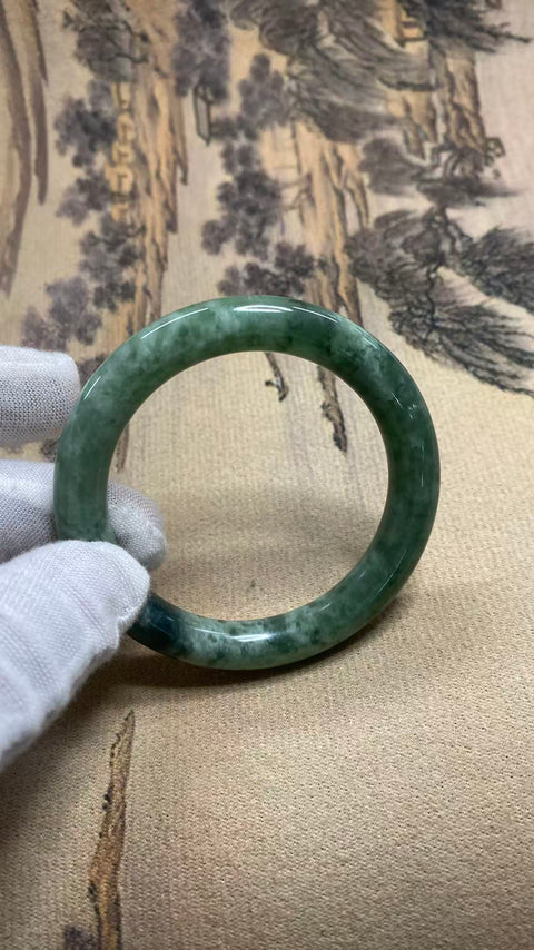 Gelang giok Xiuyan yang indah dengan warna hijau minyak tua, diameter dalam: 52mm, ketebalan gelang: 10,3mm, termasuk ongkos kirim dan pajak.