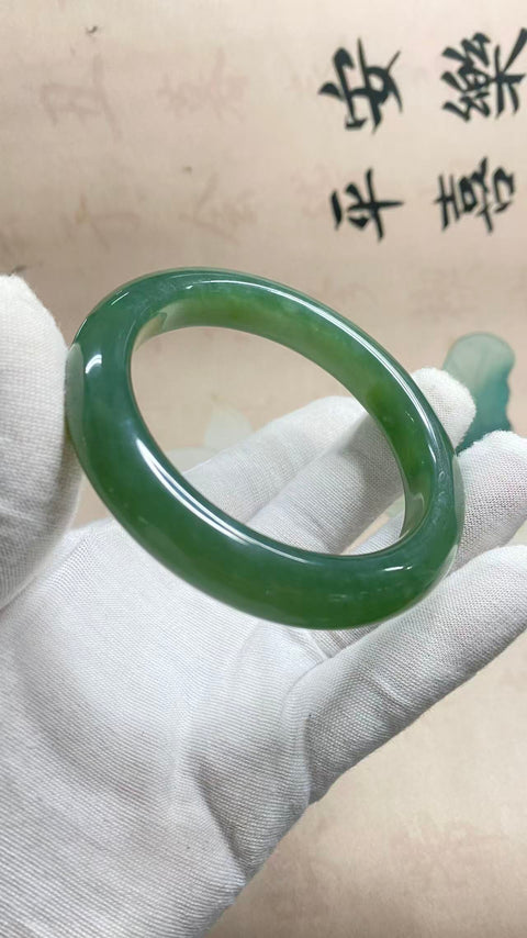 Gelang giok Xiuyan yang indah, berwarna hijau pekat dengan pola hijau mengambang, diameter dalam: 62mm, lebar tepi: 12,8mm, harga sudah termasuk ongkos kirim dan pajak.