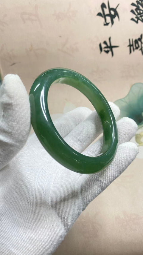 Gelang giok Xiuyan yang indah, berwarna hijau pekat dengan pola hijau mengambang, diameter dalam: 62mm, lebar tepi: 12,8mm, harga sudah termasuk ongkos kirim dan pajak.