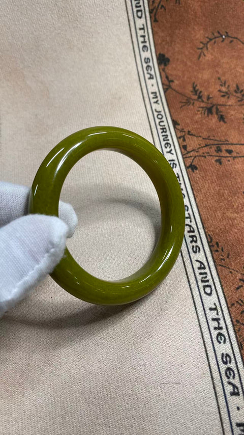 Gelang giok Xiuyan berbentuk alpukat yang indah, diameter dalam: 59mm, lebar samping: 13.1mm, termasuk ongkos kirim dan pajak.