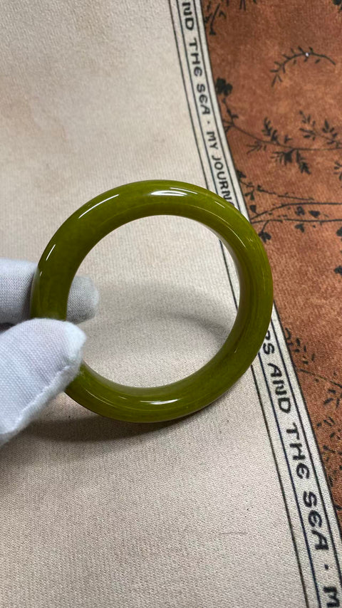 Gelang giok Xiuyan berbentuk alpukat yang indah, diameter dalam: 59mm, lebar samping: 13.1mm, termasuk ongkos kirim dan pajak.