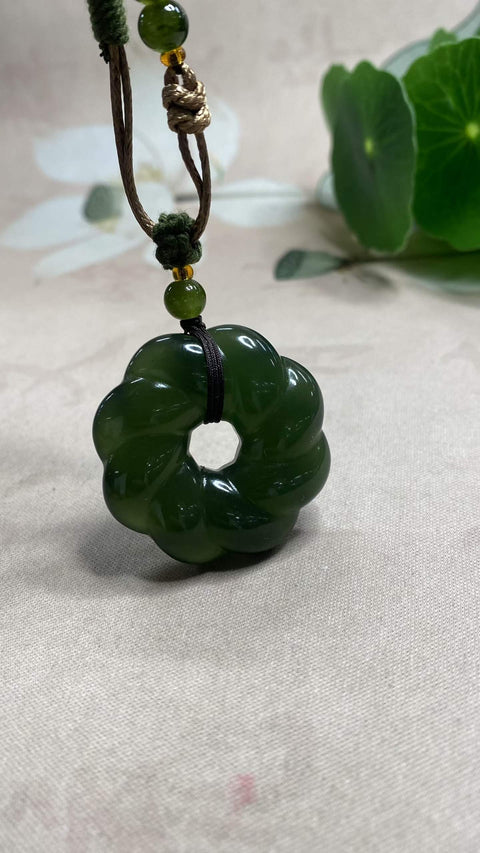 Kekayaan dan Kemakmuran Berlimpah: Liontin giok Xiuyan yang indah, berwarna hijau pekat, melambangkan kekayaan, kedamaian, dan kebahagiaan. Dimensi: 35 x 10,6 mm. Harga sudah termasuk ongkos kirim dan pajak.