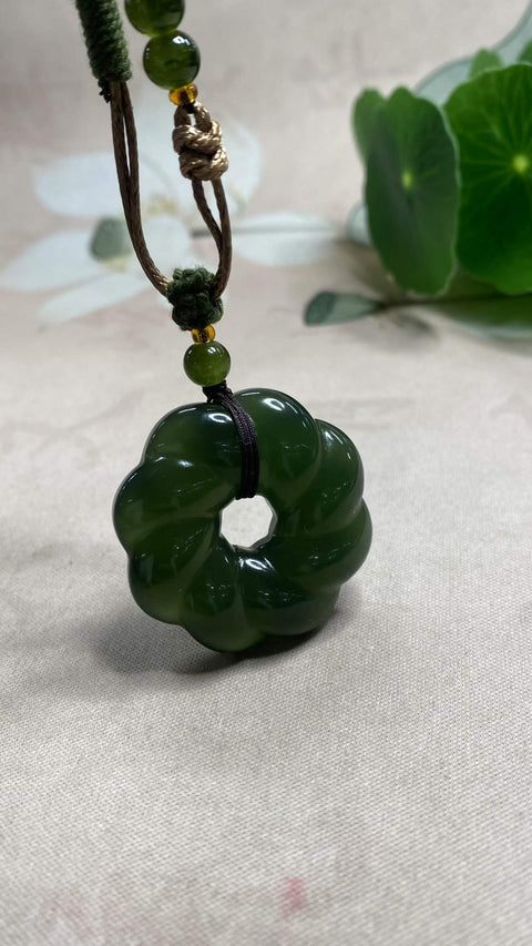 Kekayaan dan Kemakmuran Berlimpah: Liontin giok Xiuyan yang indah, berwarna hijau pekat, melambangkan kekayaan, kedamaian, dan kebahagiaan. Dimensi: 35 x 10,6 mm. Harga sudah termasuk ongkos kirim dan pajak.