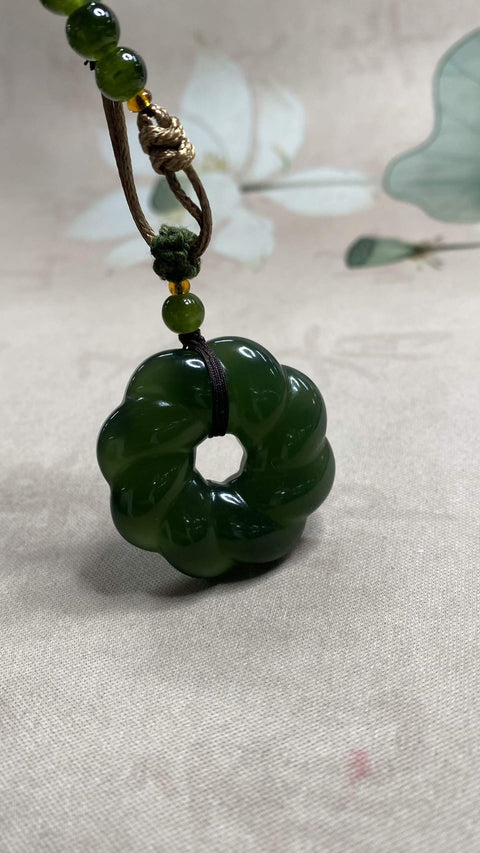 Kekayaan dan Kemakmuran Berlimpah: Liontin giok Xiuyan yang indah, berwarna hijau pekat, melambangkan kekayaan, kedamaian, dan kebahagiaan. Dimensi: 35 x 10,6 mm. Harga sudah termasuk ongkos kirim dan pajak.