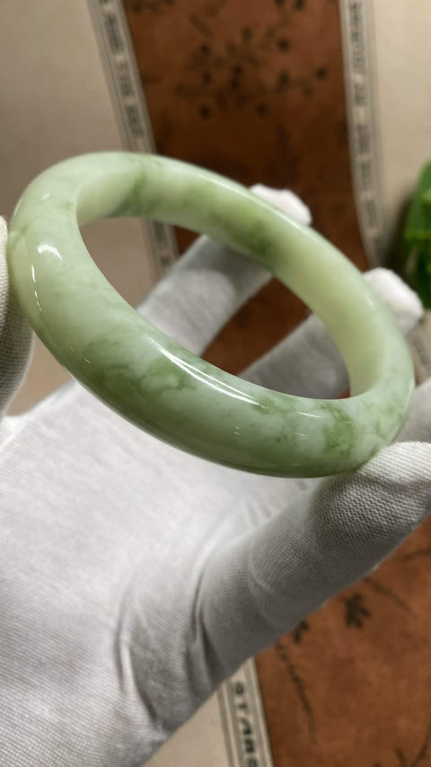 Gelang giok Xiuyan yang indah – warna hijau minyak tua, diameter dalam: 65,5 mm, lebar tepi: 14,8 mm (termasuk ongkos kirim dan pajak).