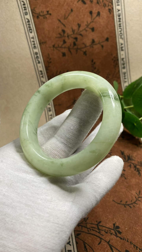 Gelang giok Xiuyan yang indah – warna hijau minyak tua, dengan tekstur hangat dan berkilau, diameter dalam: 56,5 mm, lebar tepi: 14,2 mm, termasuk ongkos kirim dan pajak.