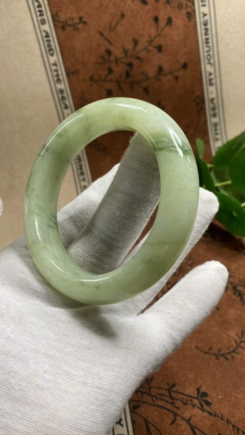 Gelang giok Xiuyan yang indah – warna hijau minyak tua, dengan tekstur hangat dan berkilau, diameter dalam: 56,5 mm, lebar tepi: 14,2 mm, termasuk ongkos kirim dan pajak.