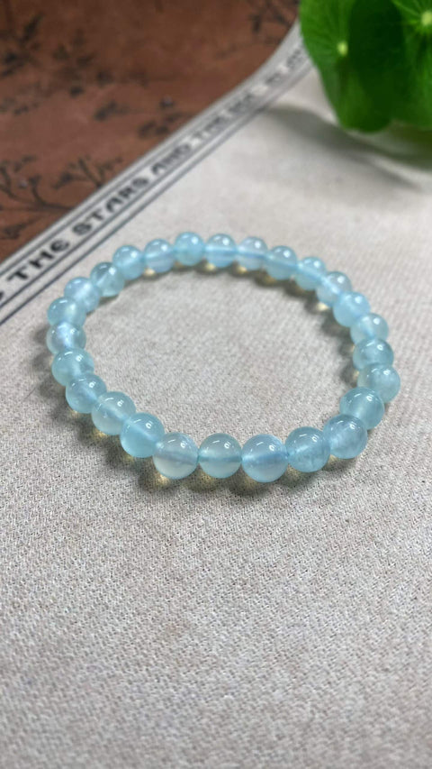 Giok Xiuyan yang Istimewa – Gelang Giok Beku Biru Langit, Ukuran: 6mm, tembus cahaya dengan sedikit warna hijau, harga sudah termasuk ongkos kirim dan pajak.