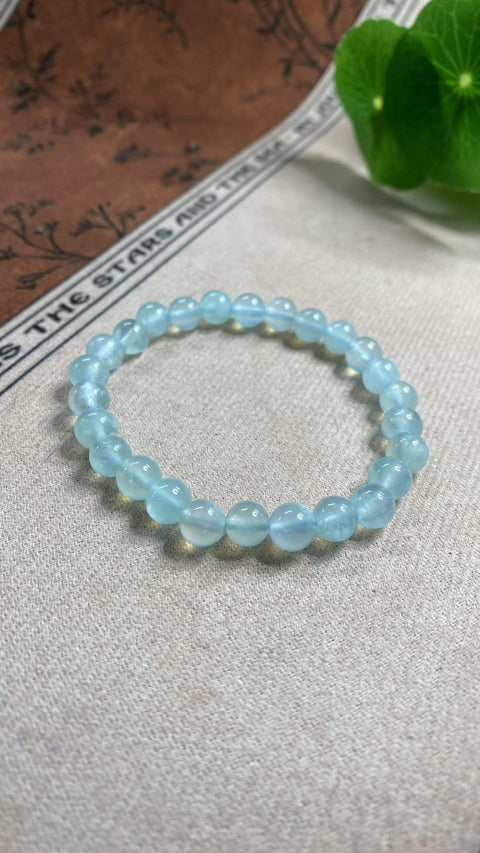 Giok Xiuyan yang Istimewa – Gelang Giok Beku Biru Langit, Ukuran: 6mm, tembus cahaya dengan sedikit warna hijau, harga sudah termasuk ongkos kirim dan pajak.