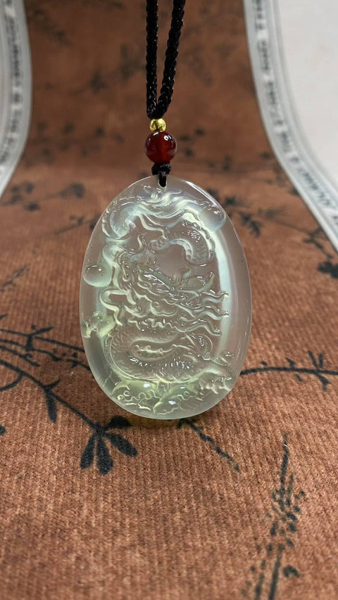 Zodiak Naga: Liontin giok Xiuyan yang indah berwarna hijau es, melambangkan bisnis yang makmur dan kesuksesan di segala musim. Dimensi: 46,2 x 32,7 mm. Harga sudah termasuk ongkos kirim dan pajak.