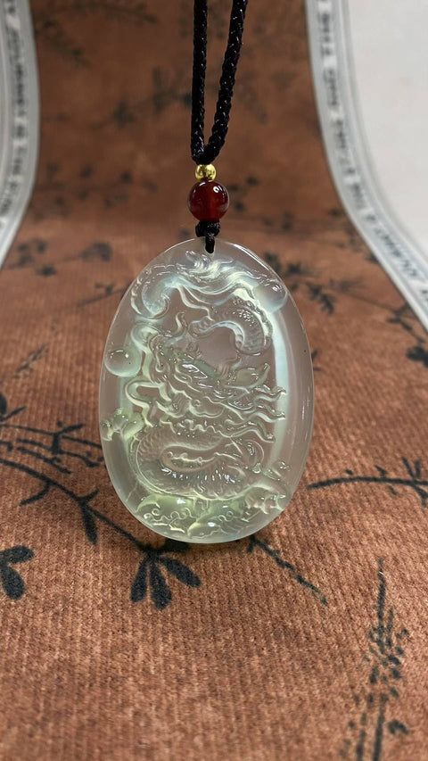 Zodiak Naga: Liontin giok Xiuyan yang indah berwarna hijau es, melambangkan bisnis yang makmur dan kesuksesan di segala musim. Dimensi: 46,2 x 32,7 mm. Harga sudah termasuk ongkos kirim dan pajak.