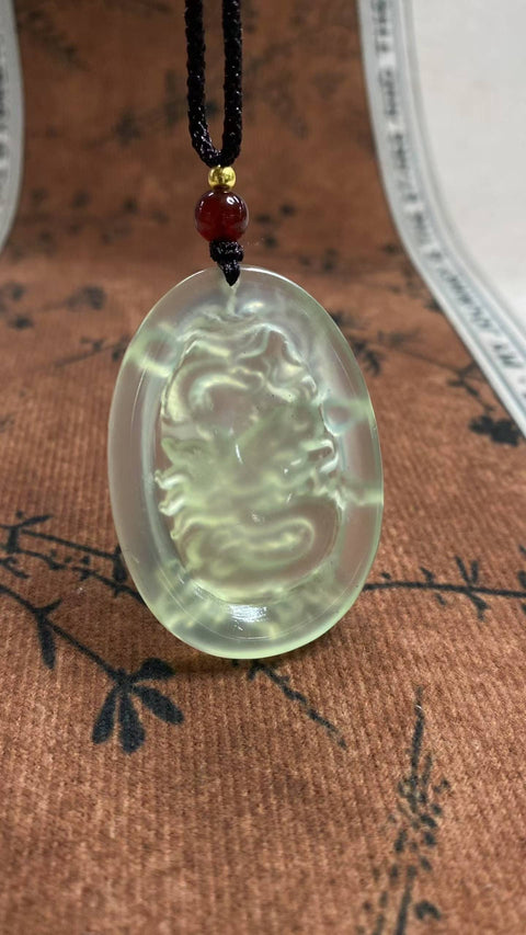 Zodiak Naga: Liontin giok Xiuyan yang indah berwarna hijau es, melambangkan bisnis yang makmur dan kesuksesan di segala musim. Dimensi: 46,2 x 32,7 mm. Harga sudah termasuk ongkos kirim dan pajak.