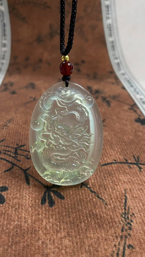 Zodiak Naga: Liontin giok Xiuyan yang indah berwarna hijau es, melambangkan bisnis yang makmur dan kesuksesan di segala musim. Dimensi: 46,2 x 32,7 mm. Harga sudah termasuk ongkos kirim dan pajak.