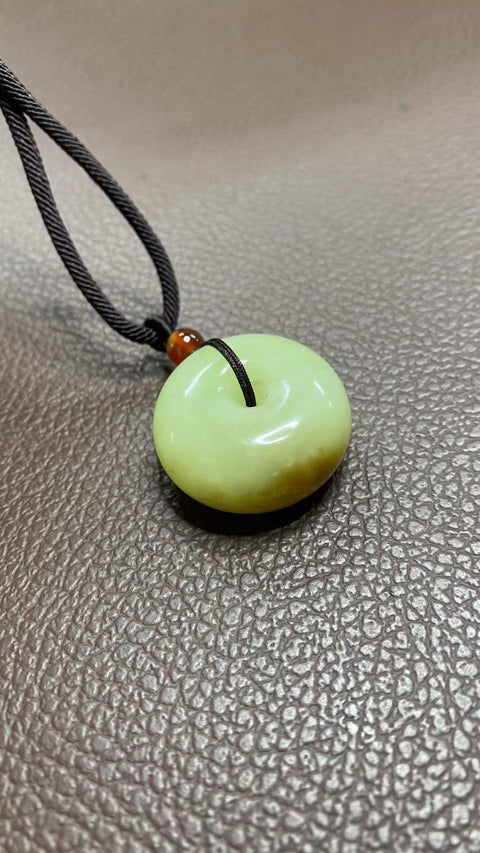 Gesper Pengaman: Liontin giok kuno berwarna kuning dan putih yang indah, dengan tekstur hangat dan berkilau. Dimensi: 28 x 14,5 mm, termasuk ongkos kirim dan pajak.