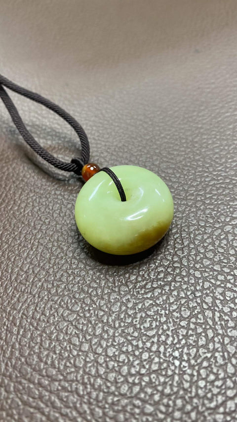 Gesper Pengaman: Liontin giok kuno berwarna kuning dan putih yang indah, dengan tekstur hangat dan berkilau. Dimensi: 28 x 14,5 mm, termasuk ongkos kirim dan pajak.