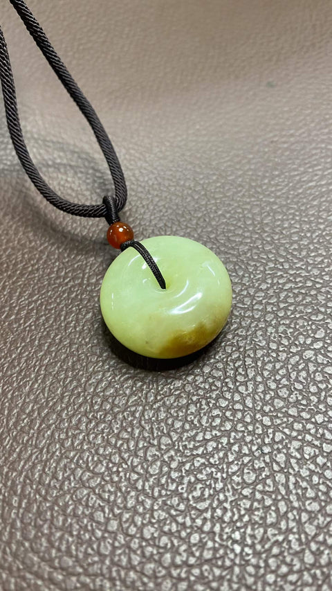 Gesper Pengaman: Liontin giok kuno berwarna kuning dan putih yang indah, dengan tekstur hangat dan berkilau. Dimensi: 28 x 14,5 mm, termasuk ongkos kirim dan pajak.