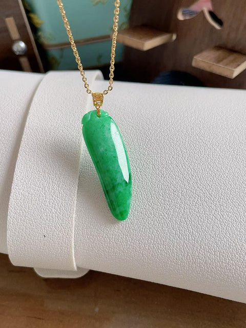 Bentuk labu giok alami, material tambang lama, tembus pandang yang sangat baik, tebal dan penuh, sederhana dan indah, dipasang dalam emas 18 karat, dimensi 3,3 x 0,7 cm, termasuk ongkos kirim dan pajak.