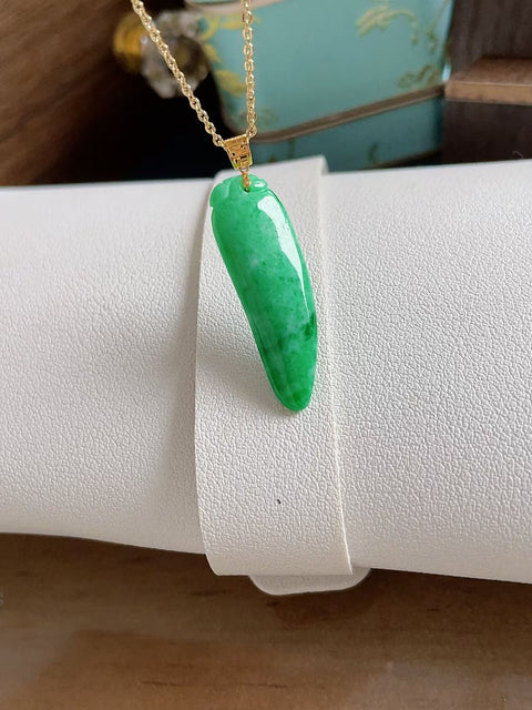 Bentuk labu giok alami, material tambang lama, tembus pandang yang sangat baik, tebal dan penuh, sederhana dan indah, dipasang dalam emas 18 karat, dimensi 3,3 x 0,7 cm, termasuk ongkos kirim dan pajak.