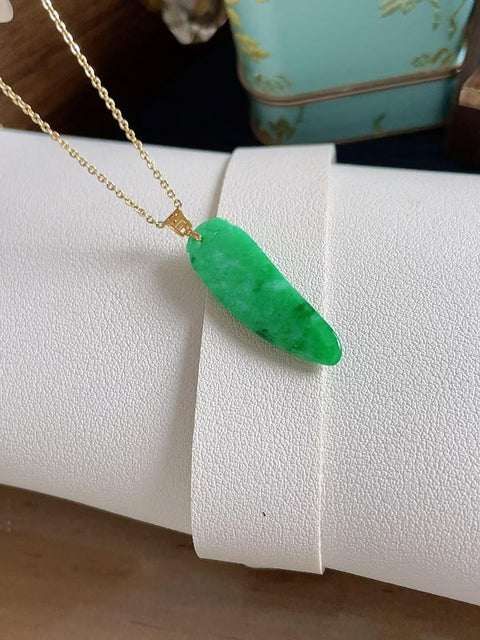 Bentuk labu giok alami, material tambang lama, tembus pandang yang sangat baik, tebal dan penuh, sederhana dan indah, dipasang dalam emas 18 karat, dimensi 3,3 x 0,7 cm, termasuk ongkos kirim dan pajak.